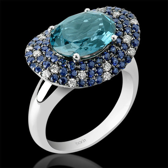 Sortija. Oro blanco 18K<br />
Diamantes: 0.21cts, talla brillante<br />
Topacio London blue: 1,01cts<br />
Zafiros azules