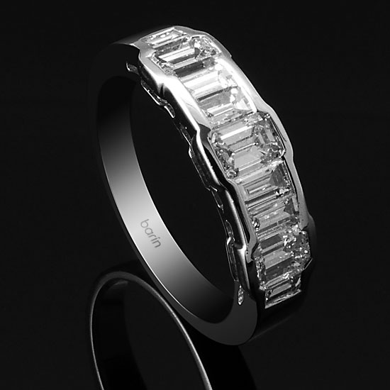 Cintillo. Oro blanco 18K<br />
Diamantes: 0.75cts, talla esmeralda; 0.50cts, talla baguette