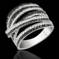 Sortija. Oro blanco 18K, rodio negro<br />
Diamantes: 1.42 cts, talla brillante, 198 piedras<br />
Diamantes negros, incluidos en peso